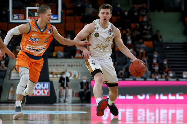 的表现不断 的表现不断